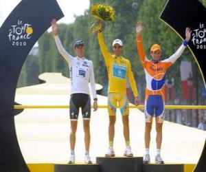 Puzzle Η εξέδρα του 97ου Tour de France: Alberto Contador, ο Andy Schleck και Denis Menchov, στην Αψίδα του Θριάμβου και τα Ηλύσια Πεδία φόντο